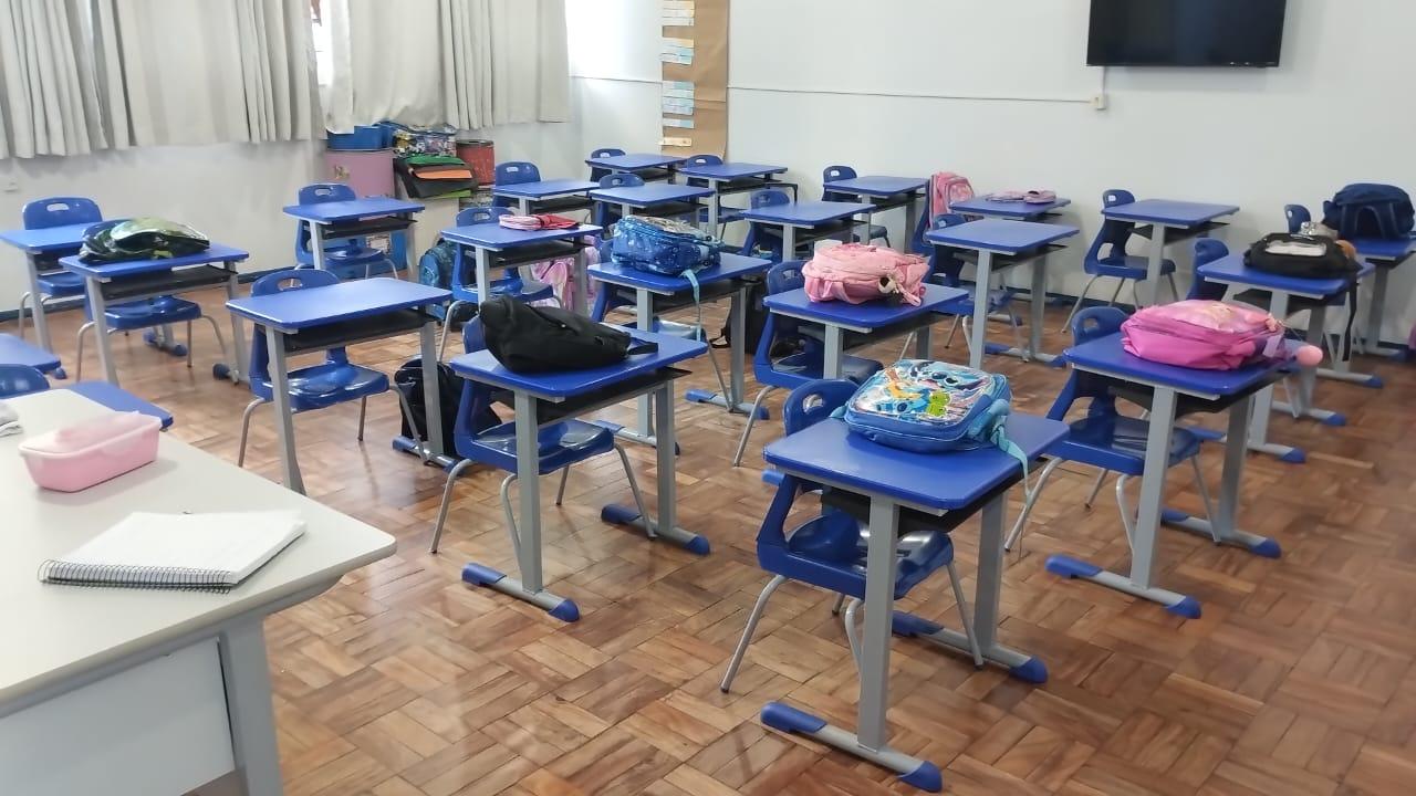 A Prefeitura Municipal vem a público prestar esclarecimentos à comunidade a respeito do conjunto de carteiras e cadeiras escolares recentemente adquiridas para uso na rede municipa
