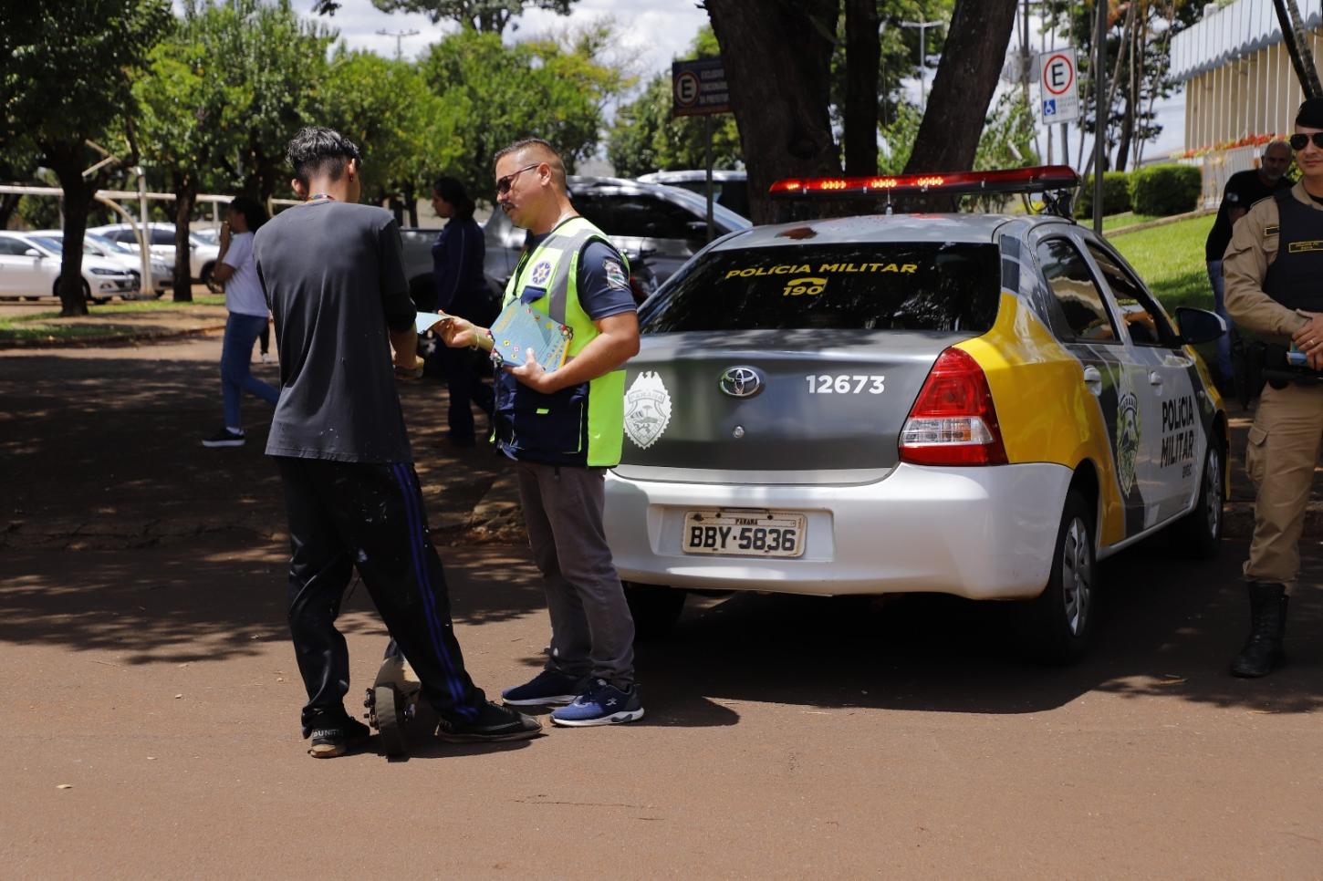 Ação educativa orienta estudantes sobre regras para uso de veículos elétricos