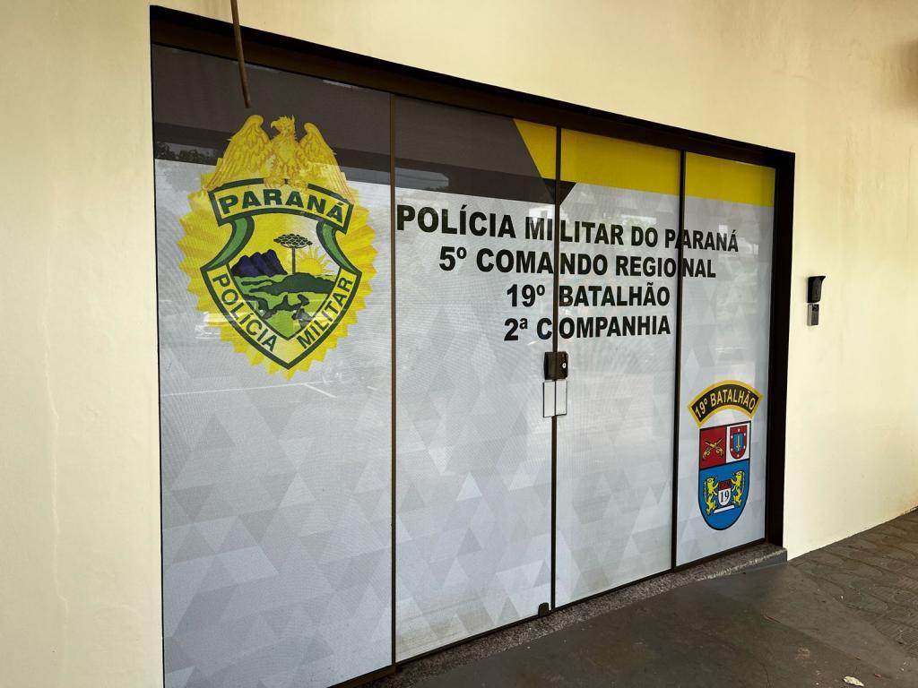 Após sair para beber, mulher chega em casa chutando a porta e agride marido com faca em Marechal