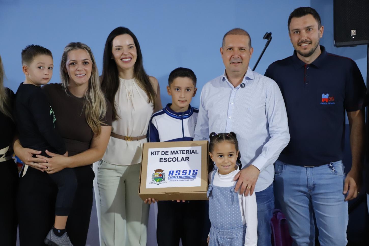 Prefeitura investe R$ 300 mil e garante kits de material escolar aos alunos