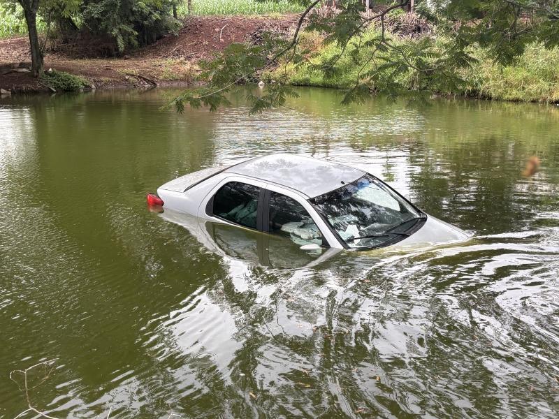 Dupla de adolescentes que fugiu após perseguição e carro cair em açude, é localizada e detida pela PRF