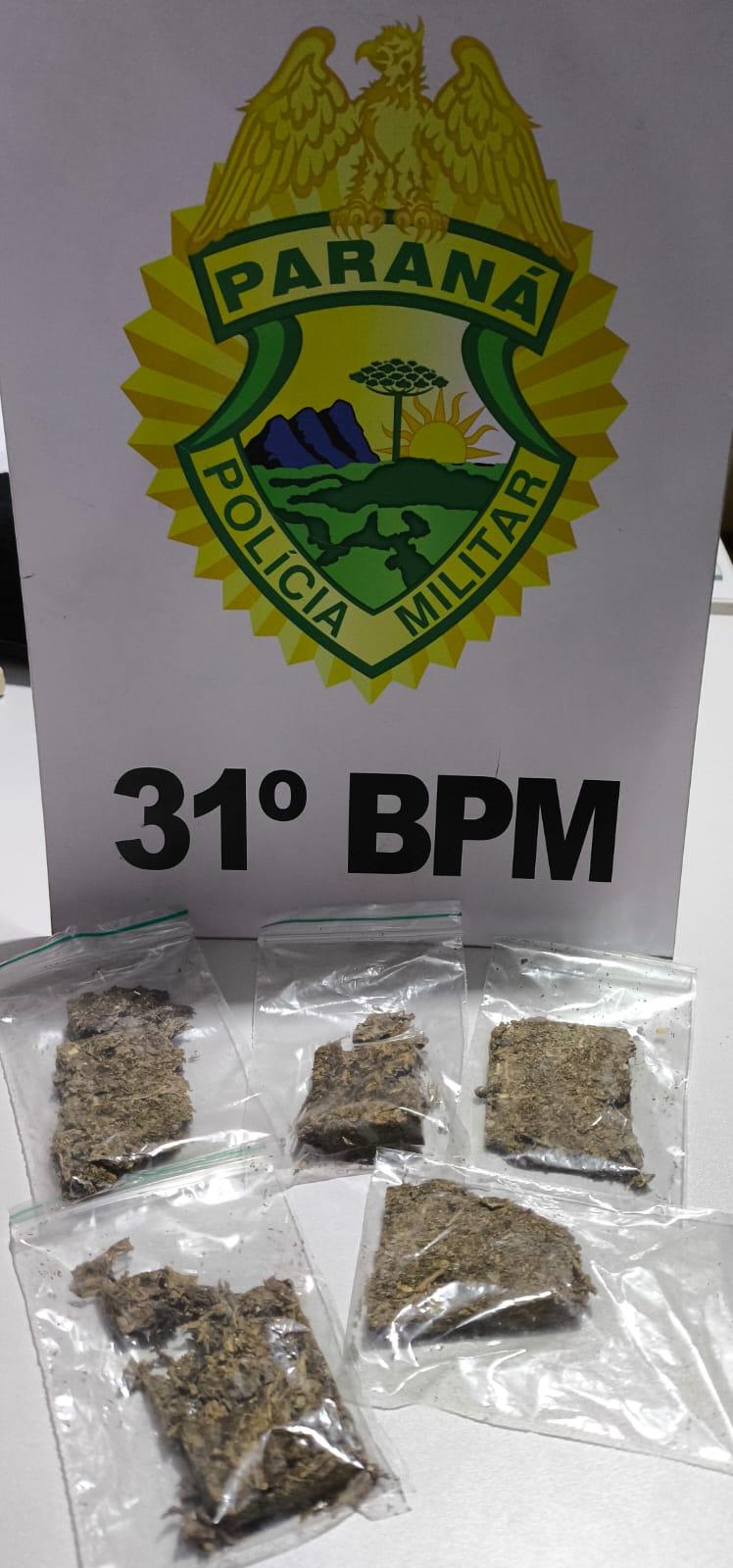 Em Assis Chateaubriand: Rapaz de bicicleta se assusta com viatura policial e dispensa papelotes com maconha