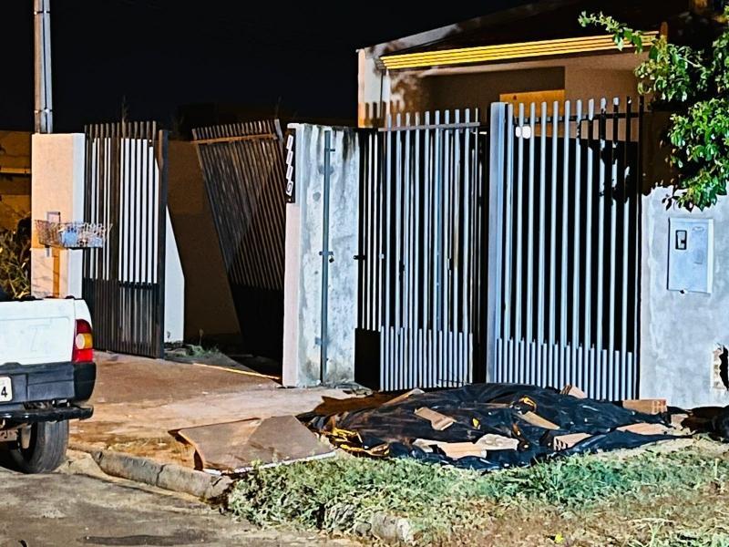 Homem morre após tentar atacar companheira com enxada e ser esfaqueado pelo enteado em Foz