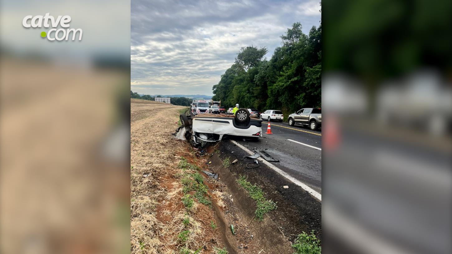 Motorista morre após batida entre picape e duas carretas na PR-182, em Ampére