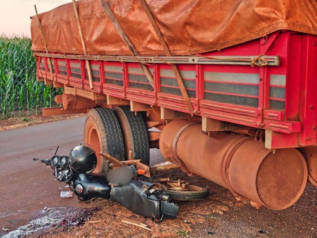 Mulher morre em acidente entre moto e caminhão no interior de Toledo