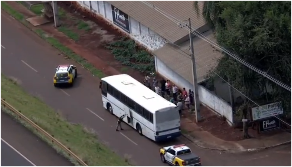 Polícia Militar aborda ônibus de linha e apreende produtos contrabandeados