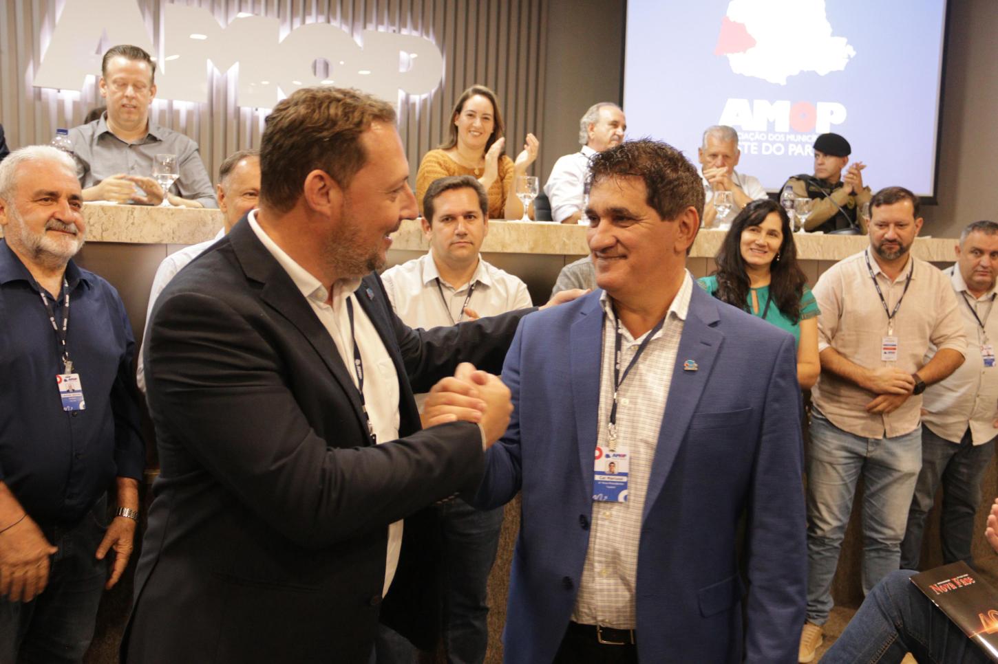 Rodrigo Schanoski transmite presidência da AMOP em assembleia realizada em Cascavel