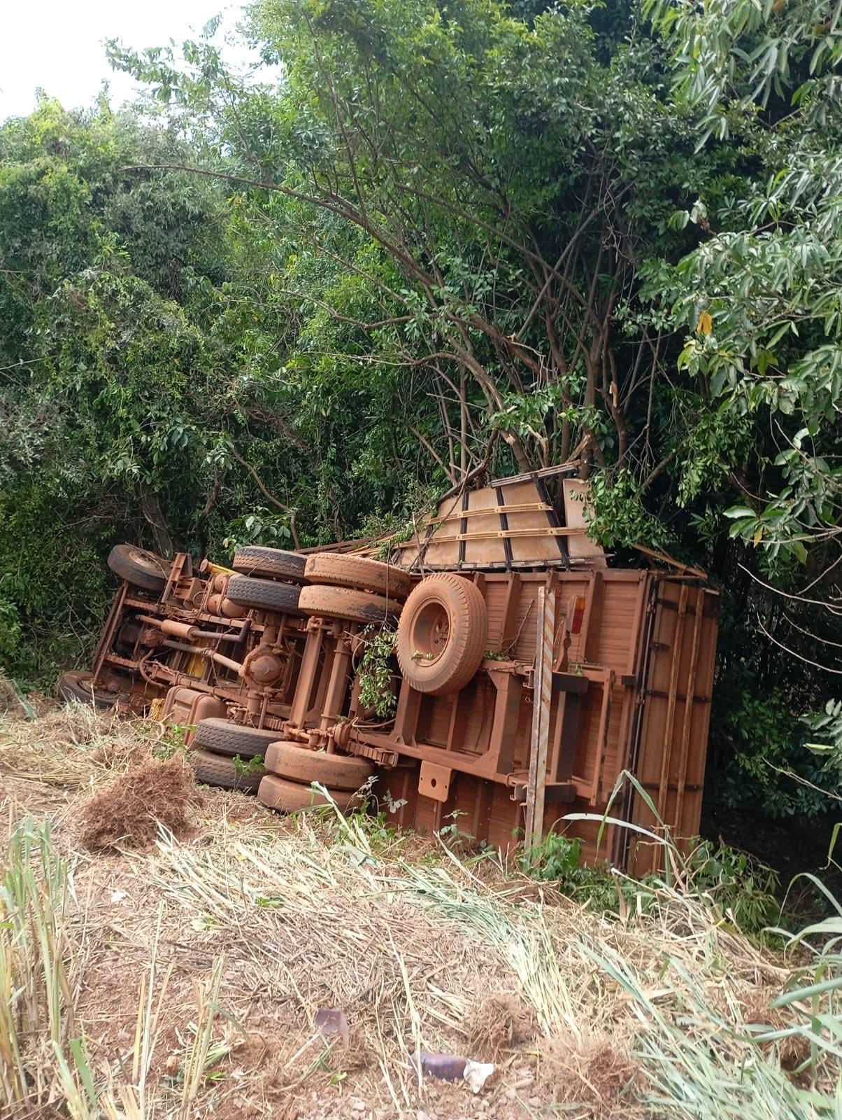 Susto em tombamento de caminhão na PR-486