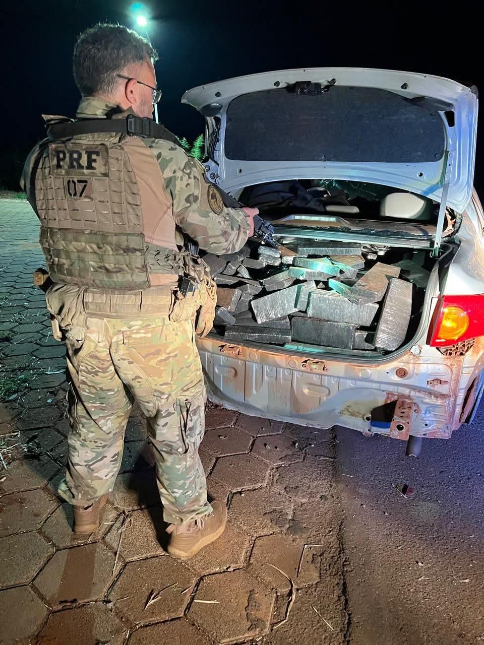 APÓS PERSEGUIÇÃO, DOIS MENORES SÃO APREENDIDOS COM GRANDE CARGA DE MACONHA NA PR-486 ENTRE ASSIS CHATEAUBRIAND E BRASILÂNDIA DO SUL.