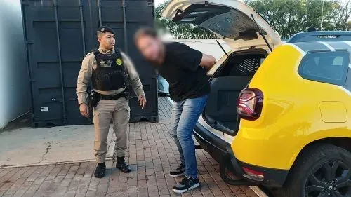 Sextou! Homem amanhece na conveniência, finge ser PM, faz ameaças arma de brinquedo e acaba na delegacia