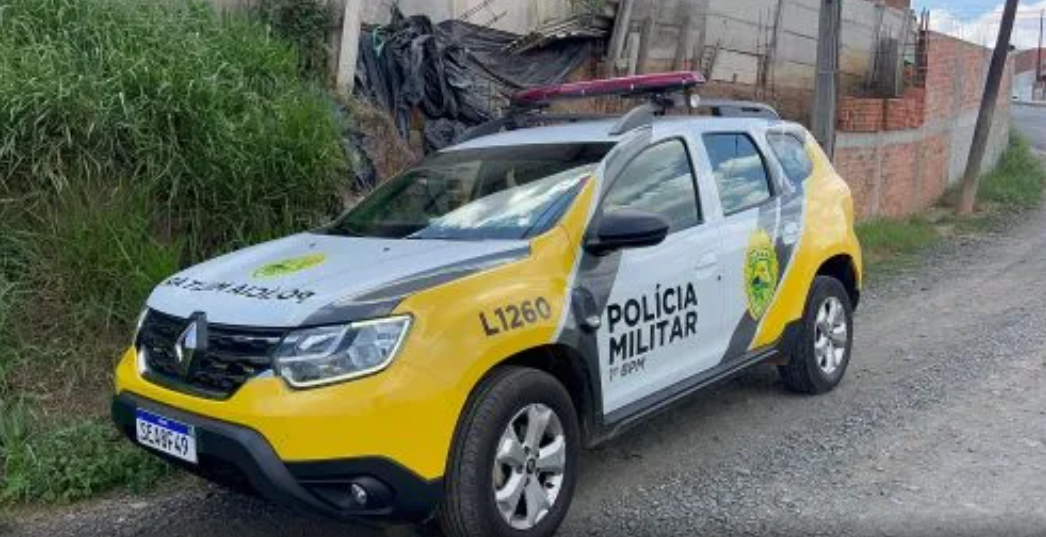 Homem espanca mulher na frente dos filhos, avança contra PM e é morto a tiros